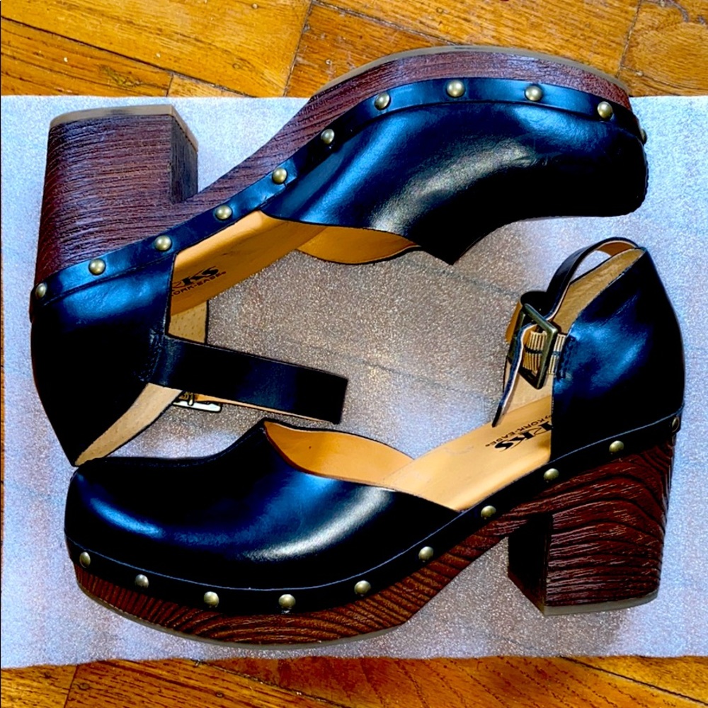 Stylish platform clogs